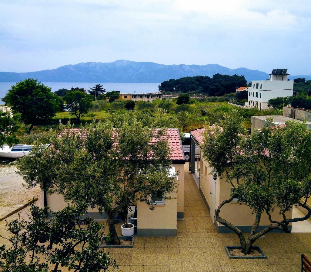 Manora Sucuraj 2 Bedroom Apartment Bagian luar foto