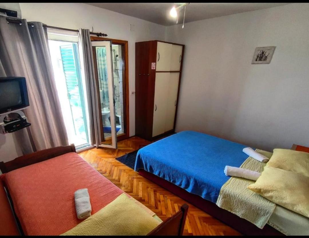 Manora Sucuraj 2 Bedroom Apartment Bagian luar foto