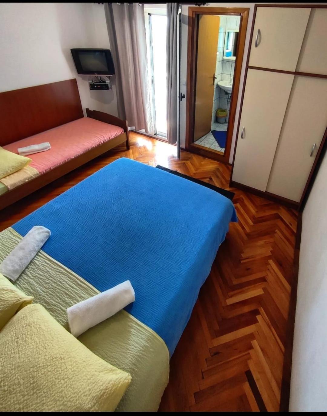 Manora Sucuraj 2 Bedroom Apartment Bagian luar foto