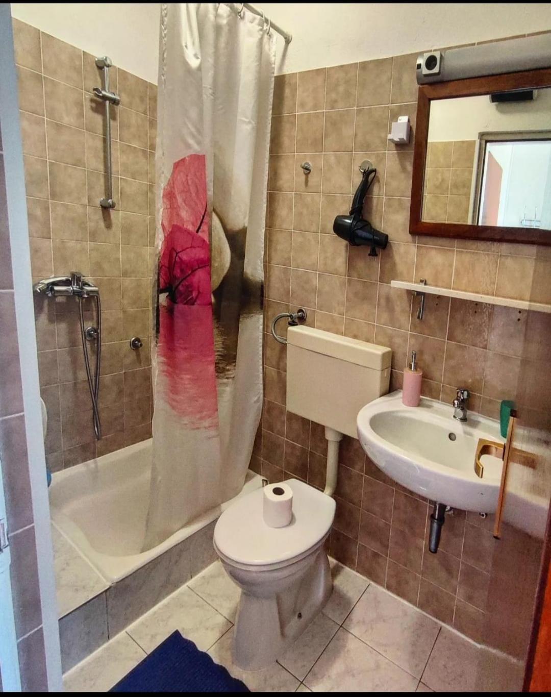 Manora Sucuraj 2 Bedroom Apartment Bagian luar foto