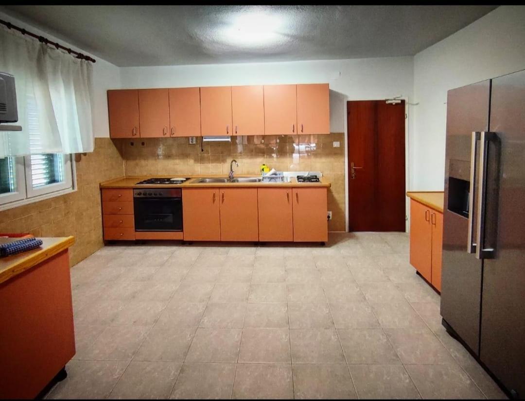 Manora Sucuraj 2 Bedroom Apartment Bagian luar foto